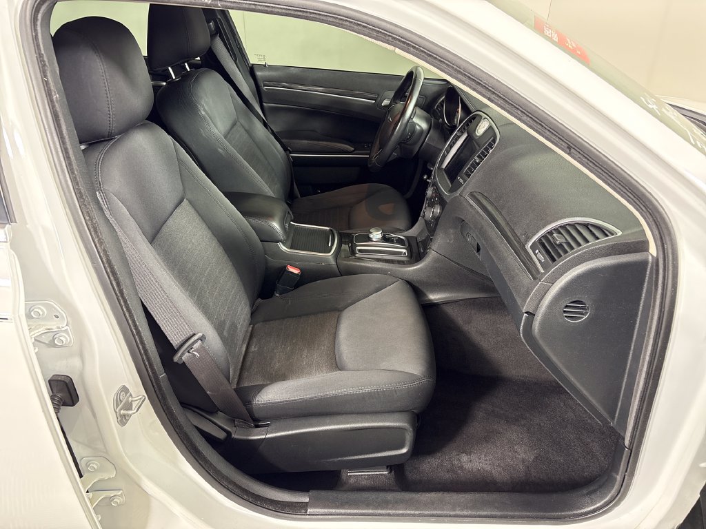 Used 2018 Chrysler 300 Touring w/ Chrome Appearance Package RWD image 6