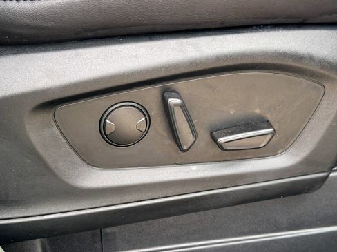 Used 2022 Ford Explorer XLT w/ Equipment Group 202A image 13