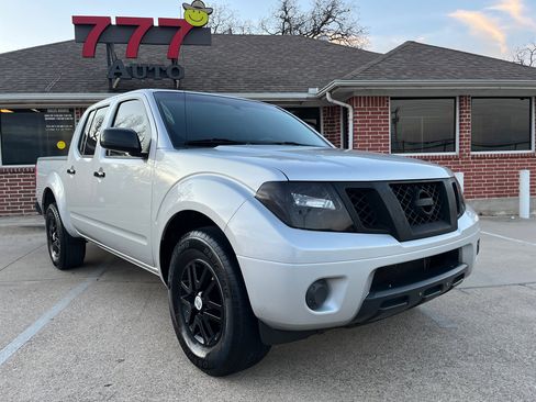 Used 2019 Nissan Frontier SV image 1