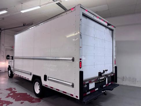 Used 2022 Ford E-350 and Econoline 350 Super Duty image 5