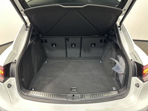 Certified 2025 Porsche Macan AWD/4WD image 37