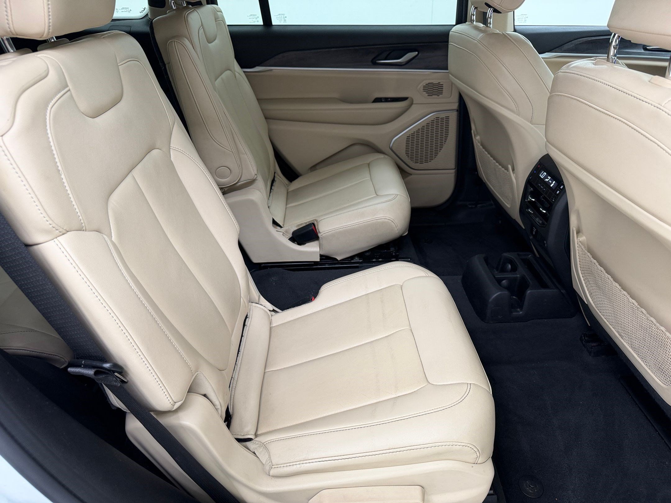 Used 2022 Jeep Grand Cherokee L Limited AWD/4WD image 29