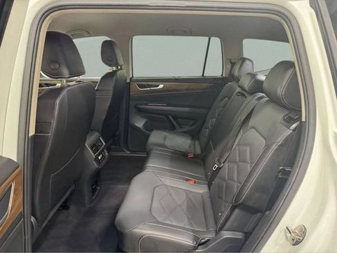 Used 2025 Volkswagen Atlas SE AWD/4WD image 9