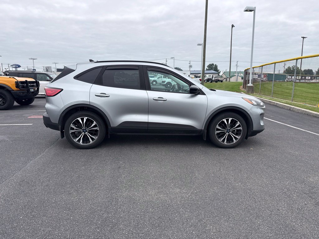 Used 2021 Ford Escape SE w/ SE Sport Appearance Package AWD/4WD image 4