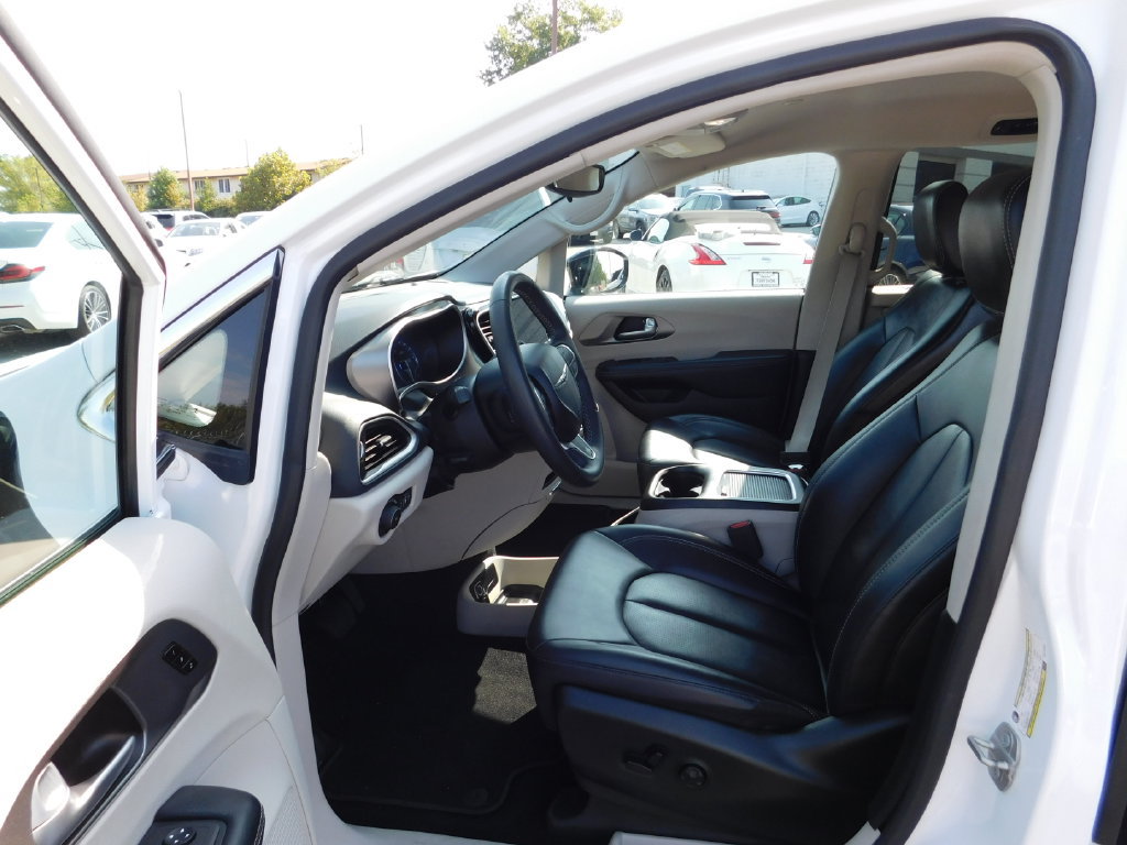 Used 2024 Chrysler Pacifica Touring-L FWD image 15