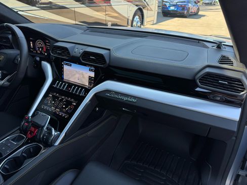 Used 2021 Lamborghini Urus image 16