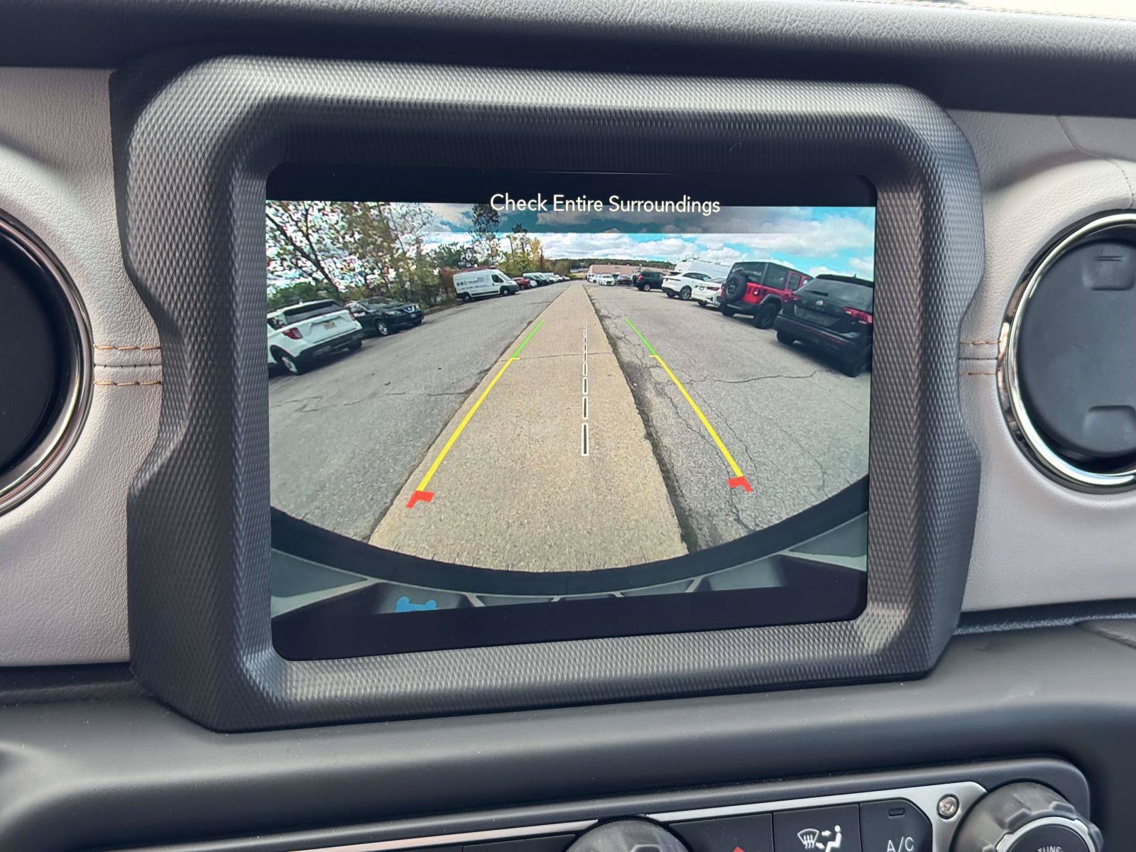 Used 2022 Jeep Wrangler Unlimited Sahara AWD/4WD image 17