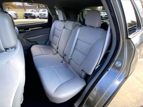 Used 2011 Kia Sorento LX image 19