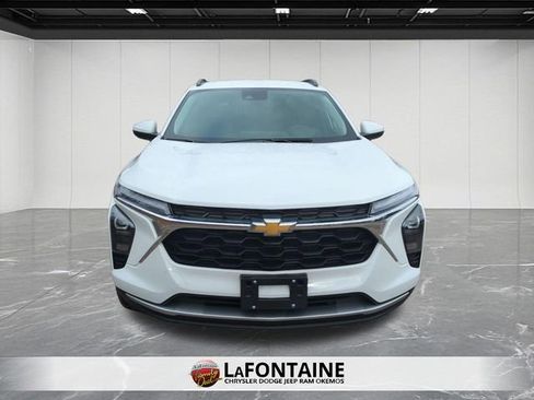 Used 2025 Chevrolet Trax LT FWD image 3