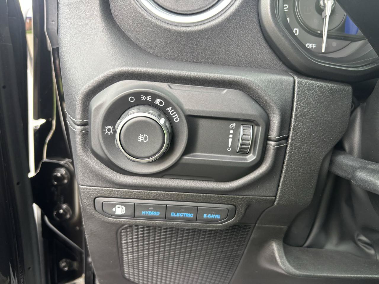 Used 2024 Jeep Wrangler Unlimited Sahara w/ Technology Group AWD/4WD image 16