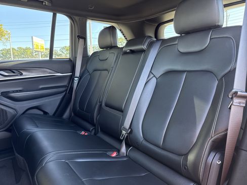 Used 2025 Jeep Grand Cherokee Limited image 40