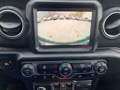 Used 2021 Jeep Wrangler Unlimited Sahara w/ Uconnect 4C Nav & Sound Group AWD/4WD image 2