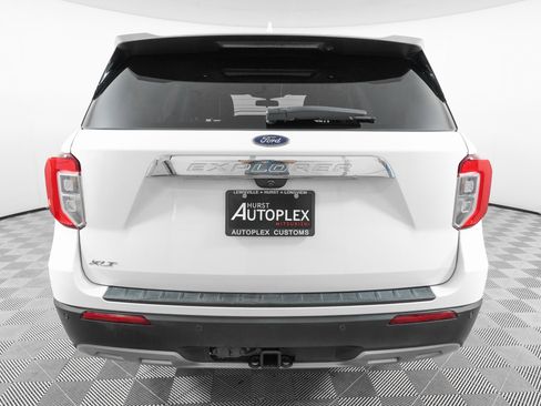 Used 2022 Ford Explorer XLT w/ Equipment Group 202A image 6