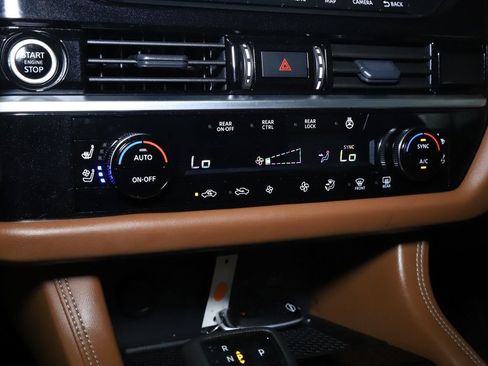 Certified 2024 Nissan Pathfinder Platinum AWD/4WD image 31