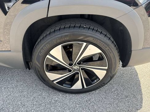 Used 2025 Volkswagen Taos SE AWD/4WD image 8