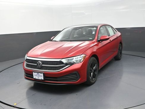 Used 2023 Volkswagen Jetta SE w/ Panoramic Sunroof Package FWD image 4