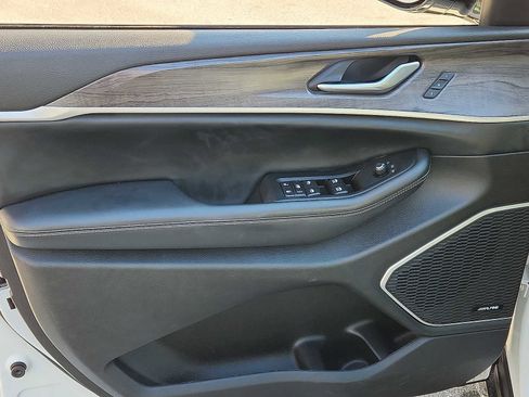 Used 2022 Jeep Grand Cherokee L Limited w/ Luxury Tech Group II image 12