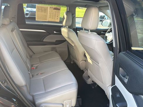 Used 2017 Toyota Highlander XLE FWD image 12
