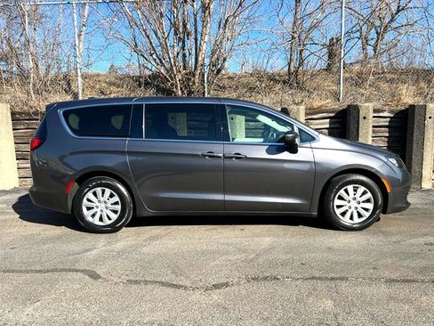 Used 2020 Chrysler Voyager L image 10