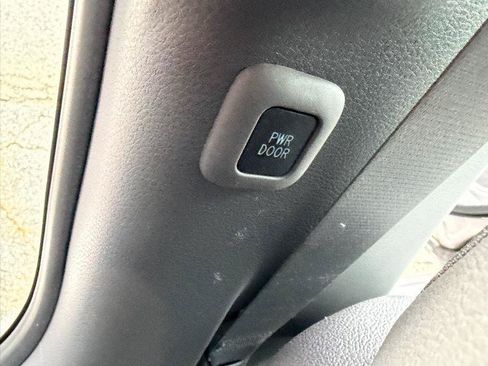Used 2021 Toyota Sienna XLE FWD image 32