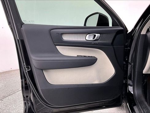 Used 2023 Volvo XC40 B5 Plus w/ Protection Package Premier image 23