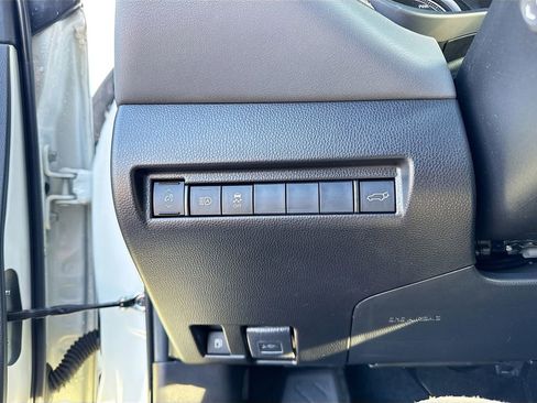 Used 2021 Toyota Venza LE image 25