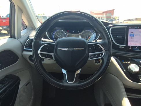 Used 2022 Chrysler Pacifica Limited FWD image 17