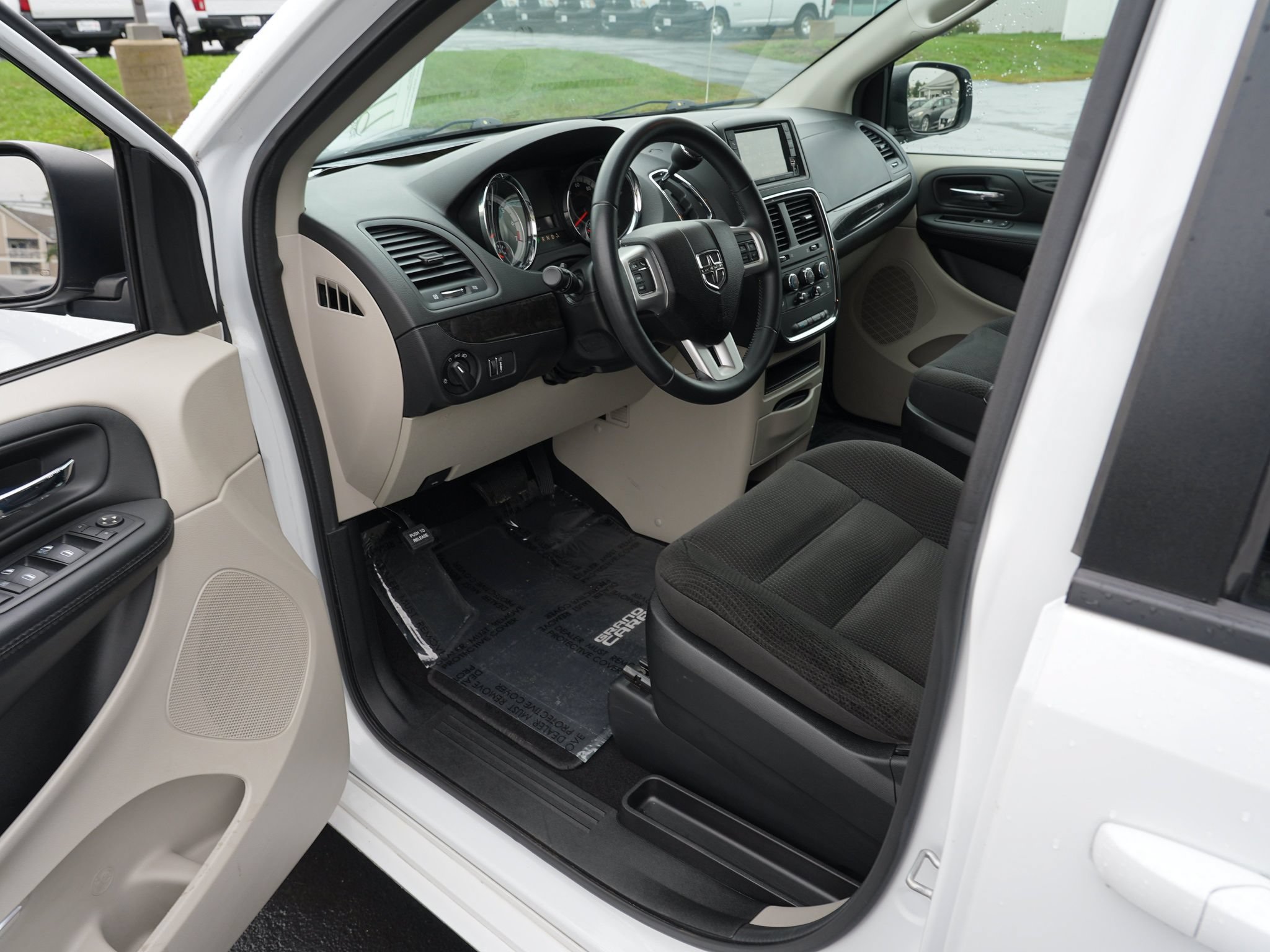 Used 2017 Dodge Grand Caravan SE w/ Power Window Group FWD image 14