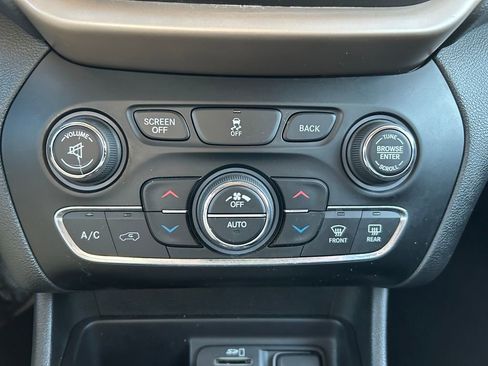 Used 2015 Jeep Cherokee Limited image 14