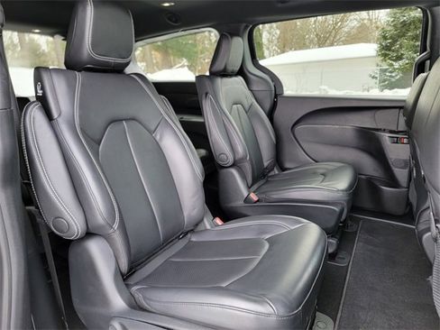 Certified 2023 Chrysler Pacifica Touring-L w/ S Appearance Package image 23