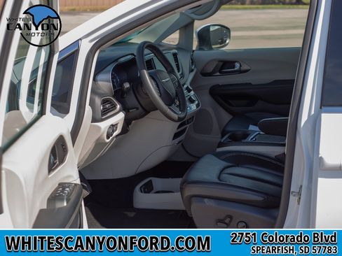 Used 2023 Chrysler Pacifica Touring-L FWD image 7