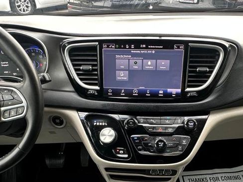 Used 2023 Chrysler Pacifica Touring-L FWD image 9