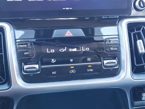 Used 2022 Kia Sorento EX w/ Panoramic Sunroof Package image 18