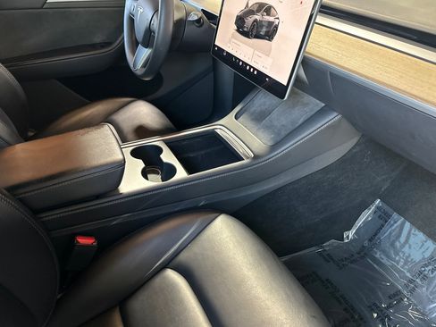 Used 2023 Tesla Model Y Performance AWD/4WD image 32