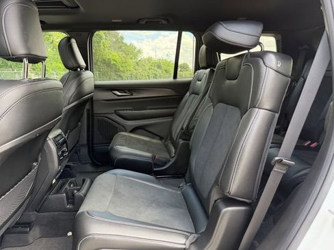 New 2025 Jeep Grand Cherokee L Altitude RWD image 18