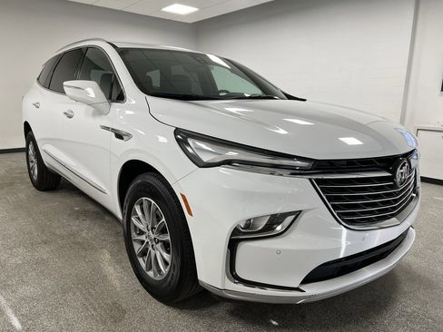 Used 2024 Buick Enclave Premium image 2