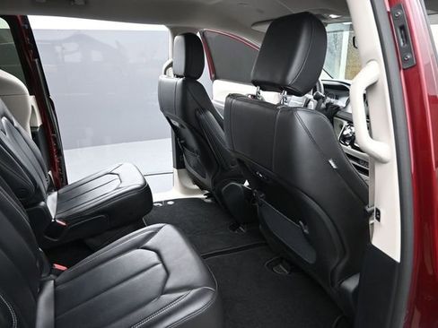 Used 2023 Chrysler Pacifica Touring-L AWD/4WD image 17