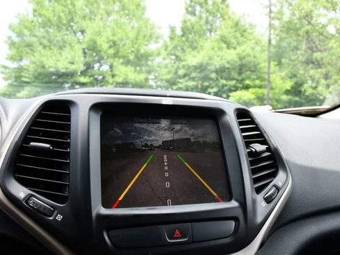 Used 2017 Jeep Cherokee Limited FWD image 17