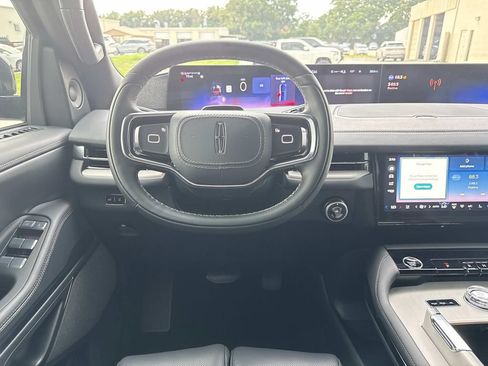 New 2026 Lincoln Navigator Reserve w/ Jet Appearance Package AWD/4WD image 18