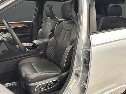 Used 2024 Jeep Grand Cherokee Summit AWD/4WD image 9