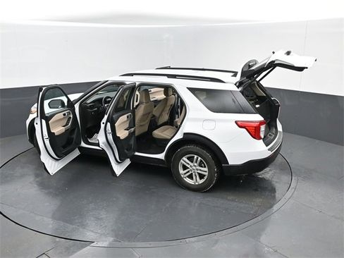 Used 2024 Ford Explorer XLT image 28