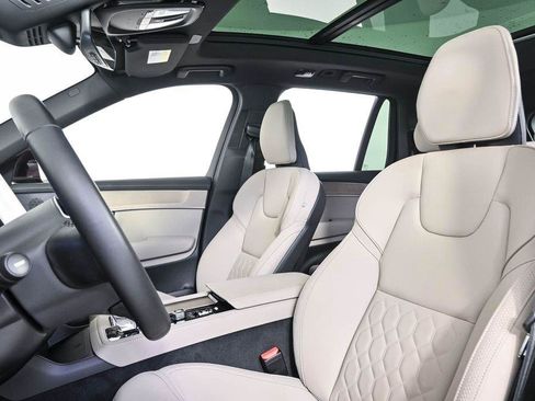 Certified 2025 Volvo XC90 T8 Plus AWD/4WD image 7