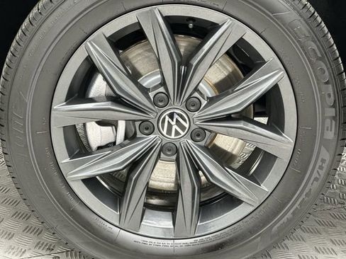 Certified 2024 Volkswagen Tiguan SE image 11