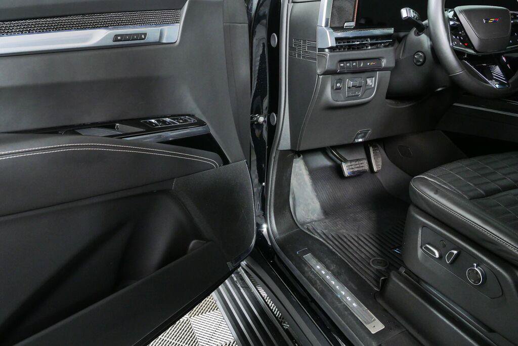Certified 2026 Cadillac Escalade ESV V AWD/4WD image 8