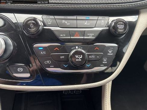 Used 2023 Chrysler Pacifica Limited FWD image 29