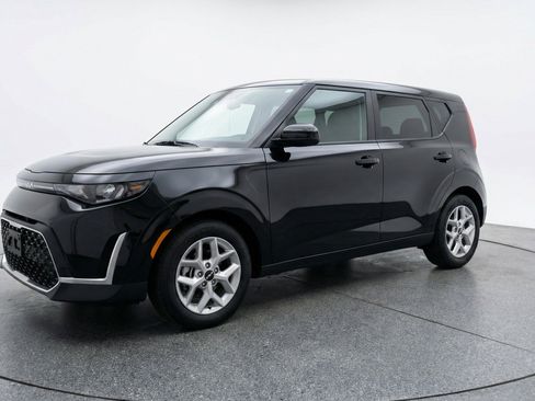 Used 2025 Kia Soul LX w/ LX Technology Package image 3