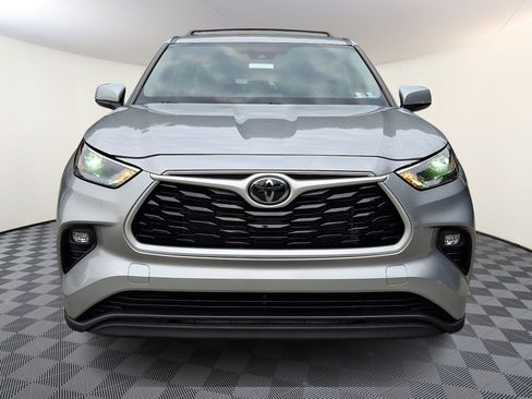 Used 2024 Toyota Highlander LE AWD/4WD image 2