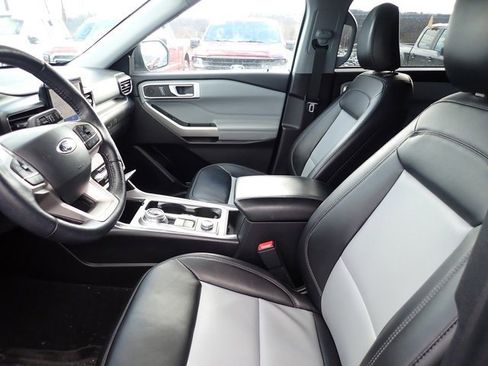 Used 2022 Ford Explorer XLT w/ Equipment Group 202A image 10