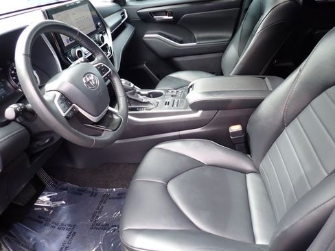 Used 2024 Toyota Highlander XLE AWD/4WD image 13