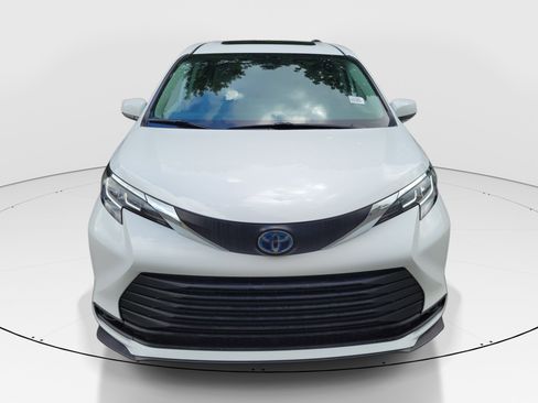 Used 2021 Toyota Sienna LE w/ LE Plus Package FWD image 2